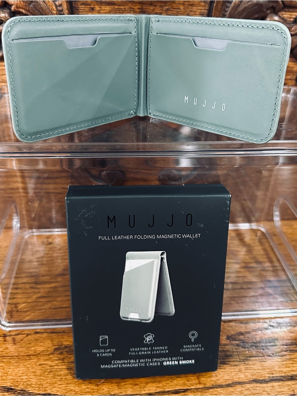 Mujjo Full Leather Folding Magnetic Wallet in Green Smoke - Picture 2 of 7